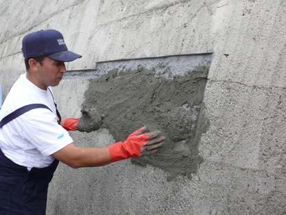 Hazırlanan tamir harcı el ve mala ile astarlanmış yüzeylere 5 cm kalınlığı geçmeyecek