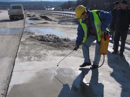 2.3.2. Beton Koruma Uygulaması Ekipmanlar 1- Düşük basınçlı püskürtme pompası Beton Yüzeyleri Donma - Çözülme Etkilerine Karşı Koruyucu Malzeme Protectosil BHN Onarım Malzemesi Protectosil BHN