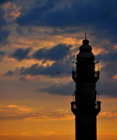 Mardin i gezerken >> Eski Şehir ve çevresi Mardin i gezerken >> Eski Mardin, tepenin güney cephesinde yer alır; batısında ise Yenişehir vardır.