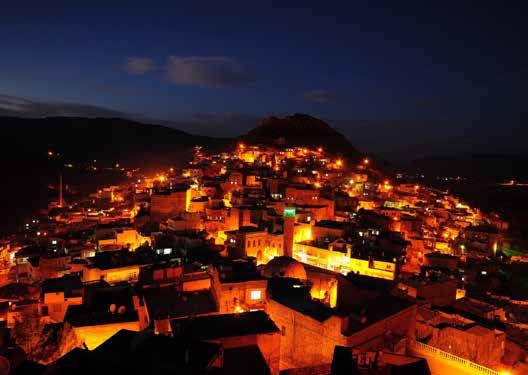 Mardin i gezerken >> Savur Mardin in 45 km kuzeydoğusundaki ilçesi Savur, Antik Tur Abdin Yolu nun ana güzergahındadır; Asur metinlerinden anlaşıldığına göre dörtbin yıldır aynı yerde aynı isimle