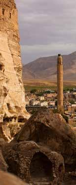 Mardin i gezerken >> Koç Camii Sultan Süleyman Cami nin güneyinde yer alır. Plan özellikleri ve alçı süslemelerinden dolayı Eyyubîler e ait olduğu ve 15. yüzyılda yapıldığı tahmin edilir.