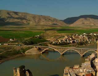 Mardin i gezerken >> Sultan Süleyman Camii Aşağı şehrin kuzey kısmındadır. Minare kaidesinin doğu cephesindeki kitabede caminin 1407 yılında Eyyubî Sultanı Süleyman tarafından yaptırıldığı yazar.