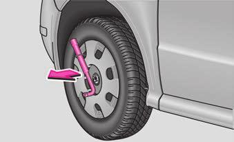 Arıza yardımı 179 Eğer araç sonradan fabrika çıkışındaki lastiklerden farklı bir lastikle donatıldı ise, o zaman sayfa 169, Yeni lastikler veya tekerlekler 'deki uyarılara dikkat edilmesi gereklidir.