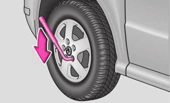 158 Lastik değişimi: Bijonların gevşetilmesi Çıkartılması Plastik cımbızı (Araç alet setinde) kapağın üzerinde, cımbız kapağın iç kenarına kilitleninceye kadar itiniz.