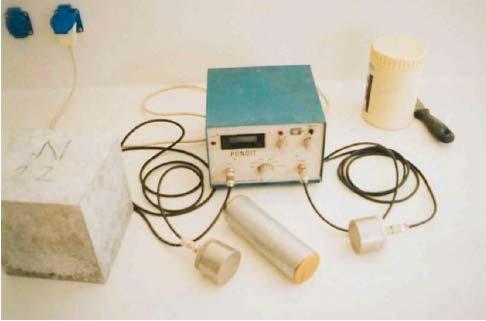 22 3.2.5.3. Betonda Ultrases Hızı İle Ölçüm Ultrases hızı ile ölçüm ASTM C 597 ye göre yapılmıştır. Malzeme testinde kullanılan ultrases (Şekil 3.10), piezzo elektrik metodu ile elde edilmiştir.