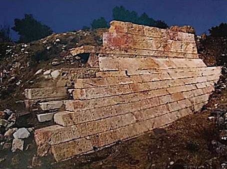 Sinan Paksoy Şekil 8: Phokaia, Maltepe Tümülüsü nde Şekil 9: Paphos Kent Suru Önünde MÖ Açığa