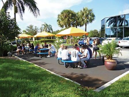 S Flamingo Rd S University Dr Kenti çevreleyen kanalları ile Amerika nın Venedik i olarak bilinen Fort Lauderdale, ABD nin en popüler turizm merkezlerinden biridir.