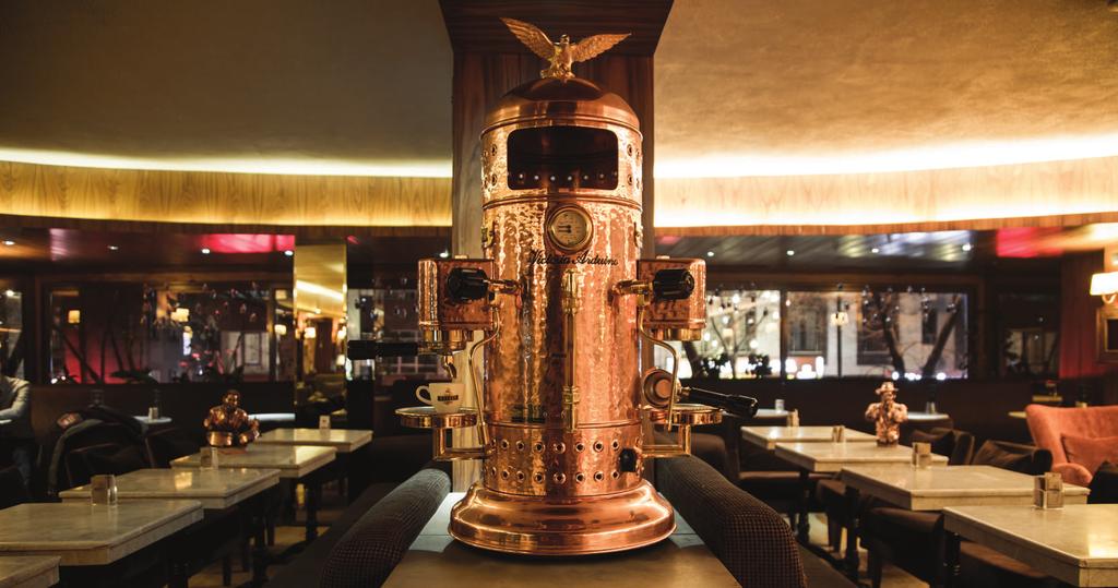 Victoria Arduino 1905 yılında Victoria Arduino nun yetenekli ellerinde hayat bulmuş olan dikey kahve makinesi, espresso tarihini anlamlandıran muazzam bir eserdir.