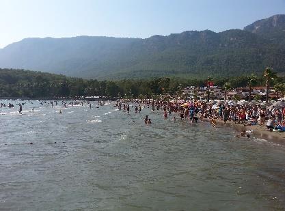 Kent merkezinde bolca rastlanan oteller, yazlık evler ve turizm sektörüne hizmet veren mekânlar Akyaka yı tam bir tatil beldesi