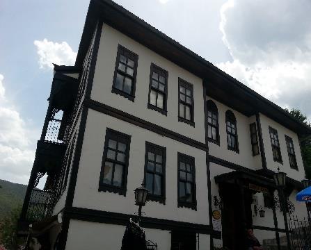 119 Taraklı kendine has mimarisi olan ve 19. yy Osmanlı sivil mimari örnekleriyle dolu 3 katlı ahşap karkas evlerden oluşmaktadır.