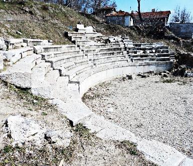 bulunmaktadır. Haftada bir merkezdeki Zübeyde Hanım Caddesi üzerinde kurulan pazarda yerel üreticiler de ürünlerini satma imkânı bulmaktadır.