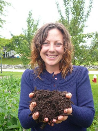 Eğitmen Molly Haviland hakkında Dünyaca ünlü toprak mikrobiyolojisi uzmanı Dr. Elaine Ingham dan 1 ay süren ilk eğitimini 2010 da alan Molly Haviland, Sürdürülebilir Yaşam Bilimi bölümü mezunu.