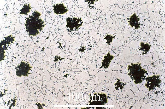 Ferritik siyah temper dökme demir mikroyapısı. Yapıdaki sementit çözülür ve karbon serbest hale gelir.
