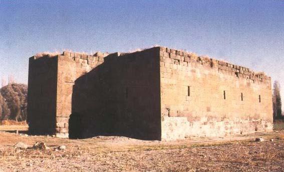 5.2.2 Kayserideki Haydar bey köşkü ( Sözen 2001) Büyük Selçuklu ve Anadolu Selçuklu evleri derin temeller kazılarak