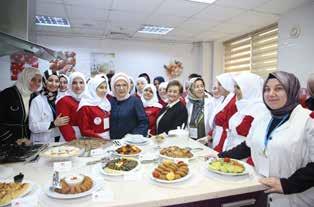 Aşçı Yardımcılığı kursu Eğitimler Suriyelilerin yoğun olarak yaşadığı mahallelerde bulunan kültür merkezlerinde 90 Suriyeli, 69 Ümraniyeli kadın olmak üzere toplamda 159 kişiye yönelik verilmektedir.