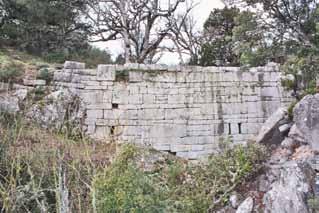 Res. 1 Baraj, doğudan görünüm Fig. 1 Dam, from the east Res. 2 D. 38, sarnıç Fig. 2 Cistern, D. 38 azaltmak gibi bir işlevi olduğu düşünülmektedir.