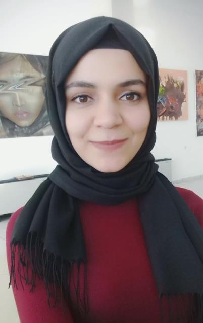 Zeliha KAYNAR 1996 yılında Kahramanmaraş ta doğdu. İlkokul ve ortaokulu Sarılar ilkokul un da okudu. Liseyi Antalya/Manavgat Şule Muzaffer Kız Meslek Lisesin de grafik bölümünden mezun oldu.