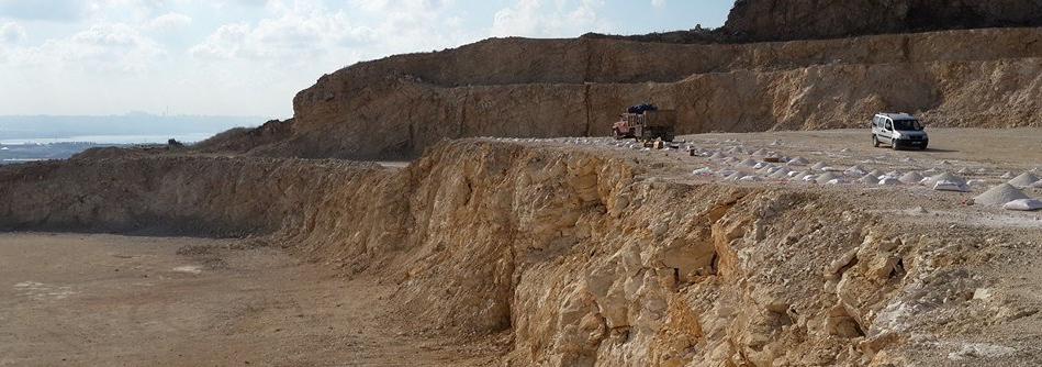 KAYAKIRICI KAYAKIRICI : Madencilik faaliyetleri, tünel açma ve taş ocağı faaliyetleri ile çok büyük kayaların güvenli bir şekilde kırılması için devrim niteliğinde