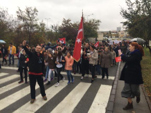 Cumhuriyet e sahip olmanın gururunu yaşayarak marşlar eşliğinde soğuk ve yağmur