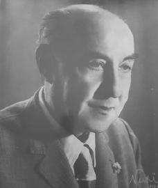1926-1927 yıllarında önce Dârütta lîm-i Mûsıkî heyetiyle Pathe ardından tek başına, ayrıca Hâfız Kemal ile birlikte Odeon ve Columbia firmaları için pek çok plak doldurmuştur.