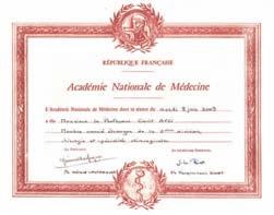 Avcý, kabul ve üyelik beratýný Fransýz Týp Akademisi nin Paris teki tarihi akademi binasýnda, 15 Aralýk 2009 tarihinde düzenlenen toplantýda aldý.