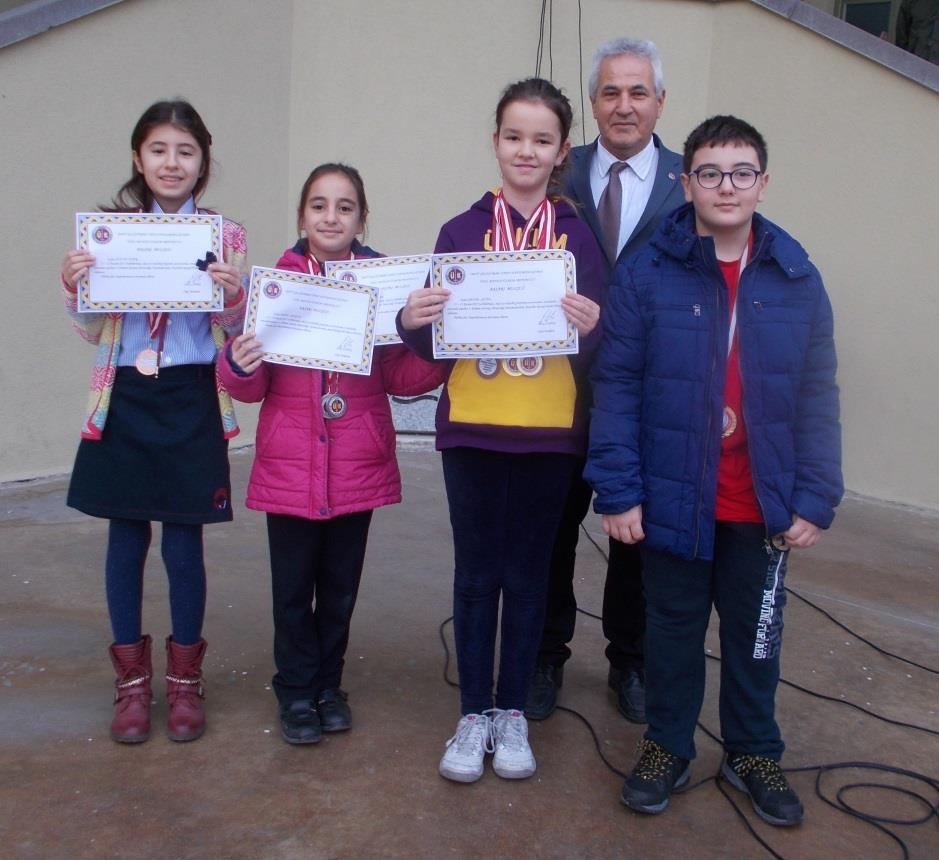 Defne Çetin dördüncü olmuştur. Akhisar'daki satranç yarışmaları 11 yaş kategorisinde öğrencimiz Yiğit Deniz birinci olmuştur.