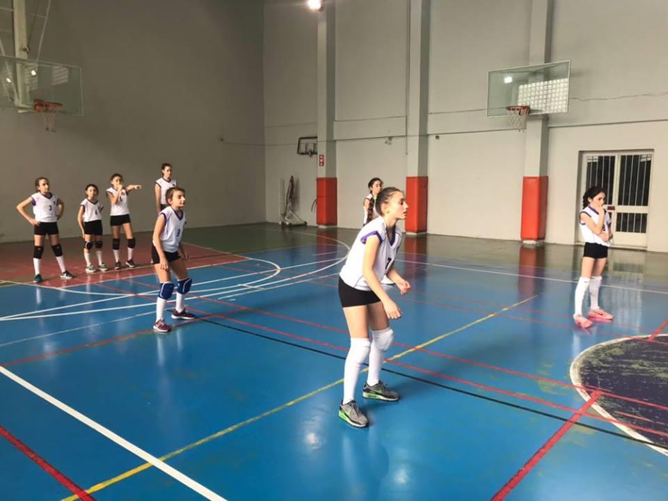 Küçük Kız Voleybol takımı 75. Yıl Spor Salonu'nda Bahçeşehir Koleji ile karşılaştı.