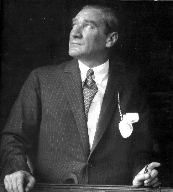 " cümlesinde, altı çizili sözcüğün yerine aşağıdakilerden hangisi getirilirse anlam bozulmaz? A) birçok B) bütün C) bazı D) biraz Atatürk'ün yukarıdaki vecizesi hangi konuyla ilgilidir?