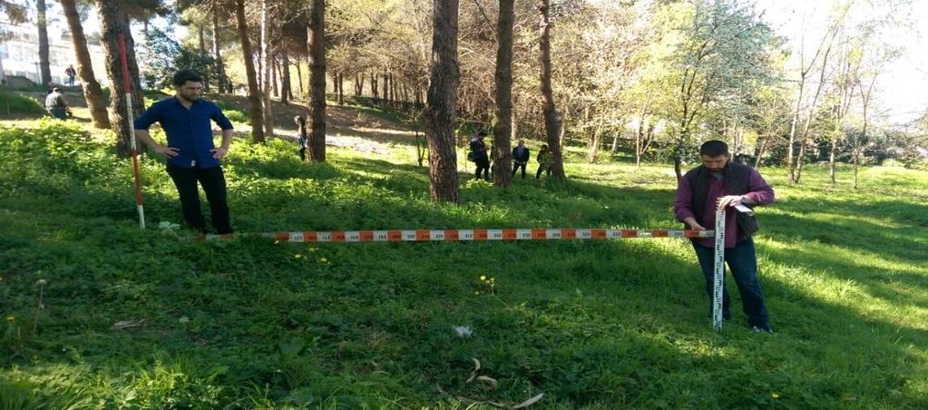 Fotoğraf-4. Lata yardımıyla yol geçkisinin yardımcı noktalarının bulunması Bu ölçüm işleminin bitmesiyle birlikte arazide yapılacak olan çalışma sona erdirilmiştir.