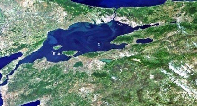 MARMARA DENİZİ ve BOĞAZLAR Küçük bir iç deniz olan Marmara, İstanbul ve Çanakkale boğazları ile Karadeniz ve Ege ye bağlanmaktadır. Akdeniz in bir uzantısı olarak, yaklaşık,11.