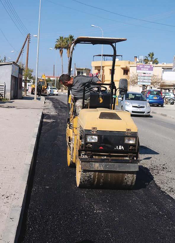 32 33 ALT YAPI ÇALIŞMALARI ASFALTLAMA ÇALIŞMALARI Şehrimizin dört bir tarafında ihtiyaçlı noktalar belirlenerek, alt yapı çalışmaları tamamlanan bölgelere asfalt dökümü yapılmıştır.