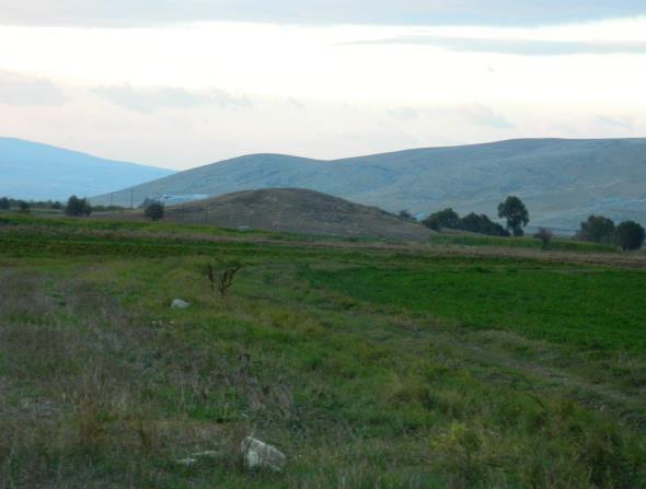 Kabalis Bölgesi Demirçağ Yerleşim Tipleri ve Gözetleme/Haberleşme Kaleleri 229 yüzeyinde genellikle akarsu vadilerinde yer almaktadır.