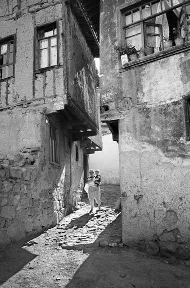 Sergi, Ara Güler in 77 siyah beyaz klasik foto raf ndan oluflurken, Foto rafevi Yay nlar ndan yay nlanacak olan albümde Ara Güler in 77 siyah-beyaz klasi inin yan nda, foto-röportajlar, portreleri ve