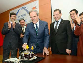 mutlu yıllar diliyoruz dedi Bu sırada AK Parti Osmaniye İl Teşkilatı tarafından Başkan Altepe iin hazırlatılan doğum günü pastası salonu dolduran kursiyerlerin alkışları arasında sahnedeki masaya