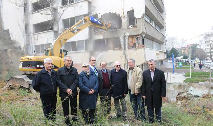 Yıldırım İlesi nde bulunan Şirinevler in ehresini de park ve meydan düzenlemesiyle değiştiriyor Bursa nın sağlıklı bir geleceğe ulaşması hedefiyle alışmalarına yön veren Büyükşehir Belediye Başkanı