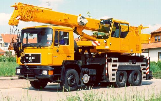 ÇEŞİTLERİ mobil vinçler Kendi başına rayda veya yerde tekerlekler vasıtasıyla yürüyebilen, dizayn koşulları uygun ise yürüme sırasında yük de taşıyabilen