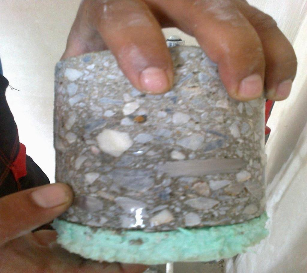 ġekil-22 Karotun kestiği döģeme Karot kesimi sonucunda kesilen beton