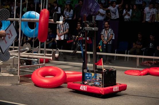 1. FRC (FIRST Robotics Competition) FRC (FIRST Robotics Competition), lise çağındaki öğrencilerin oluşturdukları takımlar ile katıldıkları bir robotik yarışmasıdır.