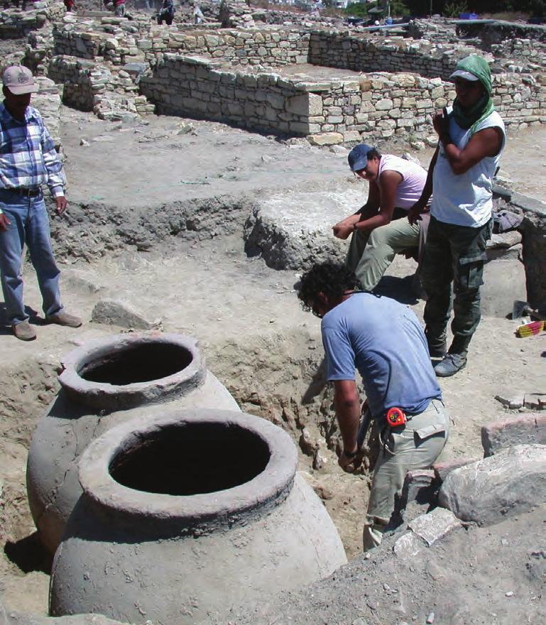 Resim 6 2007 yılında kalenin girişinin güneyindeki işlikler olduğunu düşündüğümüz alandan iki pithos Resim 8 Karşı Sayfa: 2009 yılında açılan şapelin kuzeyindeki ek yapıda ortaya çıkarılan piskopos