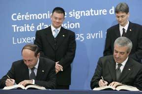 Ianuarie / Ocak 2007 s a y f a 4 s a y f a 5 Integrarea României în Preşedintele României, Traian Băsescu, şi prim-ministrul Tăriceanu, semnând Tratatul de aderare al României Integrarea României în