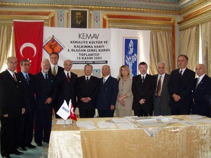 Kuruluşu izleyen ilk Genel Kurul Toplantısı 16 Kasım 2003 tarihinde İstanbul Sepetçiler Kasrında yapıldı. KEMAV Yönetim Kurul Üyeleri (Soldan sağa, Mustafa Alptekin, Hüseyin Duru, Ahmet Güzey, M.