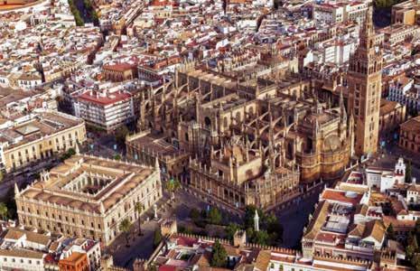 Muvahhitlerin buraya inşa ettirdikleri altın kule günümüze kadar gelmiştir. 13. Yüzyılda Toledo dan sonra Sevilla da da tercüme okulları açılmaya başladı. Meşhur botanikçi İbnü l Avvam Sevillalı dır.