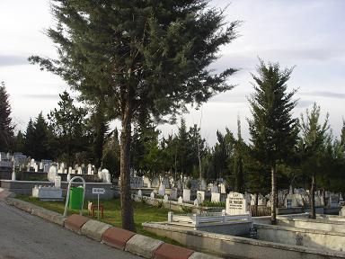 ikişer defa motorlu çim biçme yapılmış Şehir ve Kıran Mezarlıklarının günlük temizliği yapılmış halkımızın