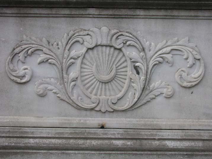 33 Resim 2.26. Sandukalı tarihi mezar taşında hilal motifi Özönder, beşli yıldızı açıklarken şu bilgileri vermektedir [2]. Türk süsleme sanatında kullanılan bir yıldız şekli.