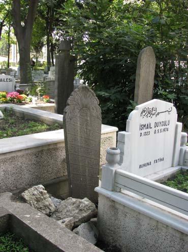 41 İstanbul daki tarihi Türk mezarlıkları içinde yeni mezarlar da yapılınca eski ve yeni mezarlar iç içe girmiştir. Yeni mezarlıkların ilgileneni, sahibi olduğu için onlar bakımlıdır.
