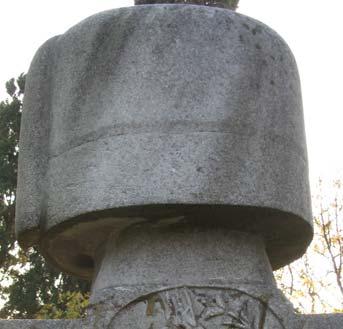 Mezar taşının baş ve ayak taşında birer lahana şekli bulunur. Mezar taşlarının baş taşlarındaki yazı kısmına kitabe denir.