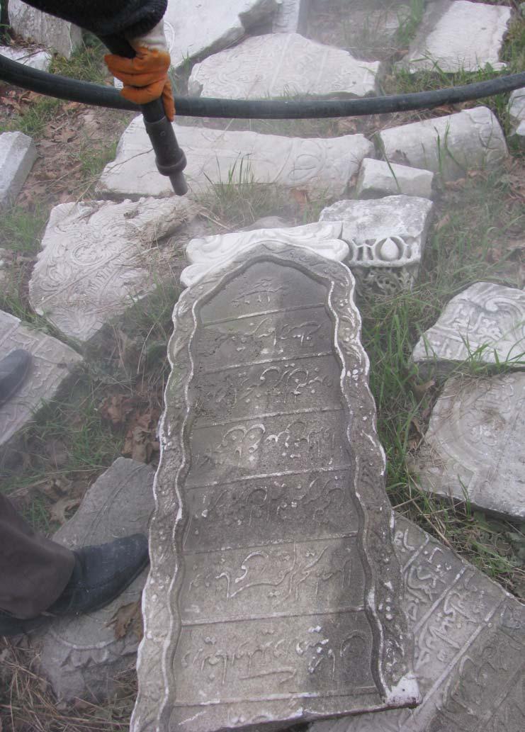 81 Resim 5.3. Tarihi mezar taşının mikro kumlama yöntemi ile temizlenmesi Resim 5.