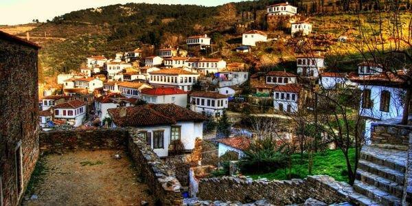 Burada İsaPeygamber in annesi Meryem in yaşadığına ve öldüğüne inanılır. Hristiyanlar yanında Müslümanlarca da kutsal sayılır ve ziyaret edilir, hastalara şifa aranır, adaklar adanır.