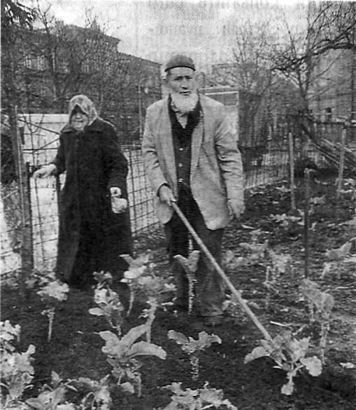 Deðiþime kapalý olanlar Geçenlerde bir gazetede dikkati çeken bir resim vardý. Yaþlý baþlý, sakallý bir dede üzerindeki giysiler dökülüyor.