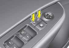 Aracınızın özellikleri Soldan Direksiyonlu Sağdan Direksiyonlu OIA043038/Q Kilitleme düğmesinin arka kısmına (2) basıldığı zaman, bütün kapıların kilidi açılır.